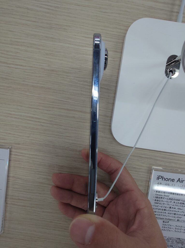 iPhone Airの右側面の画像