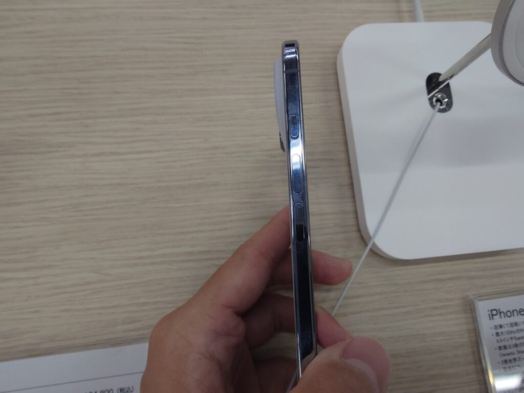 iPhone Airの左側面の画像