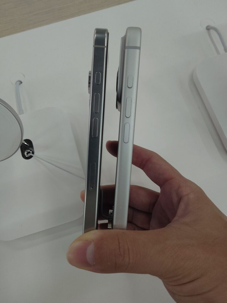 iPhone16 ProとiPhone 17 Proの側面比較