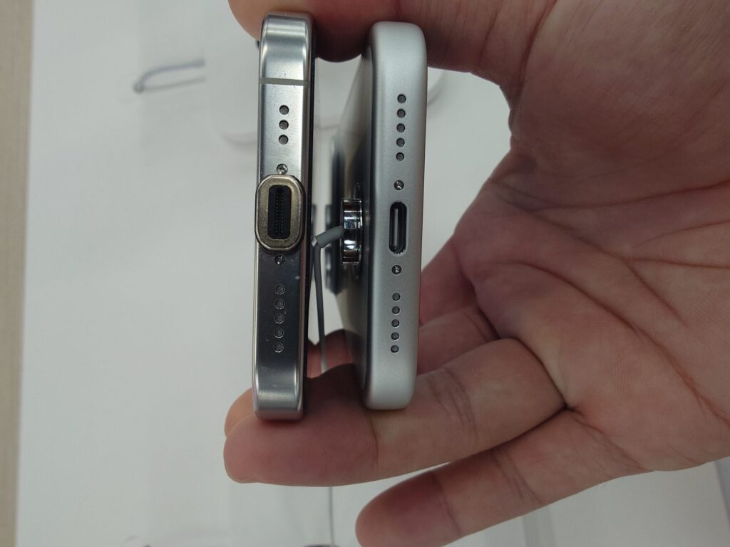 iPhone16 ProとiPhone17 Proの底部スピーカーの比較